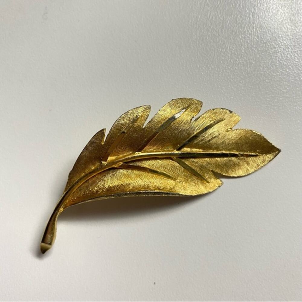 VIntage B.S.K. Signed Gold Tone Single Leaf Brooch Pin